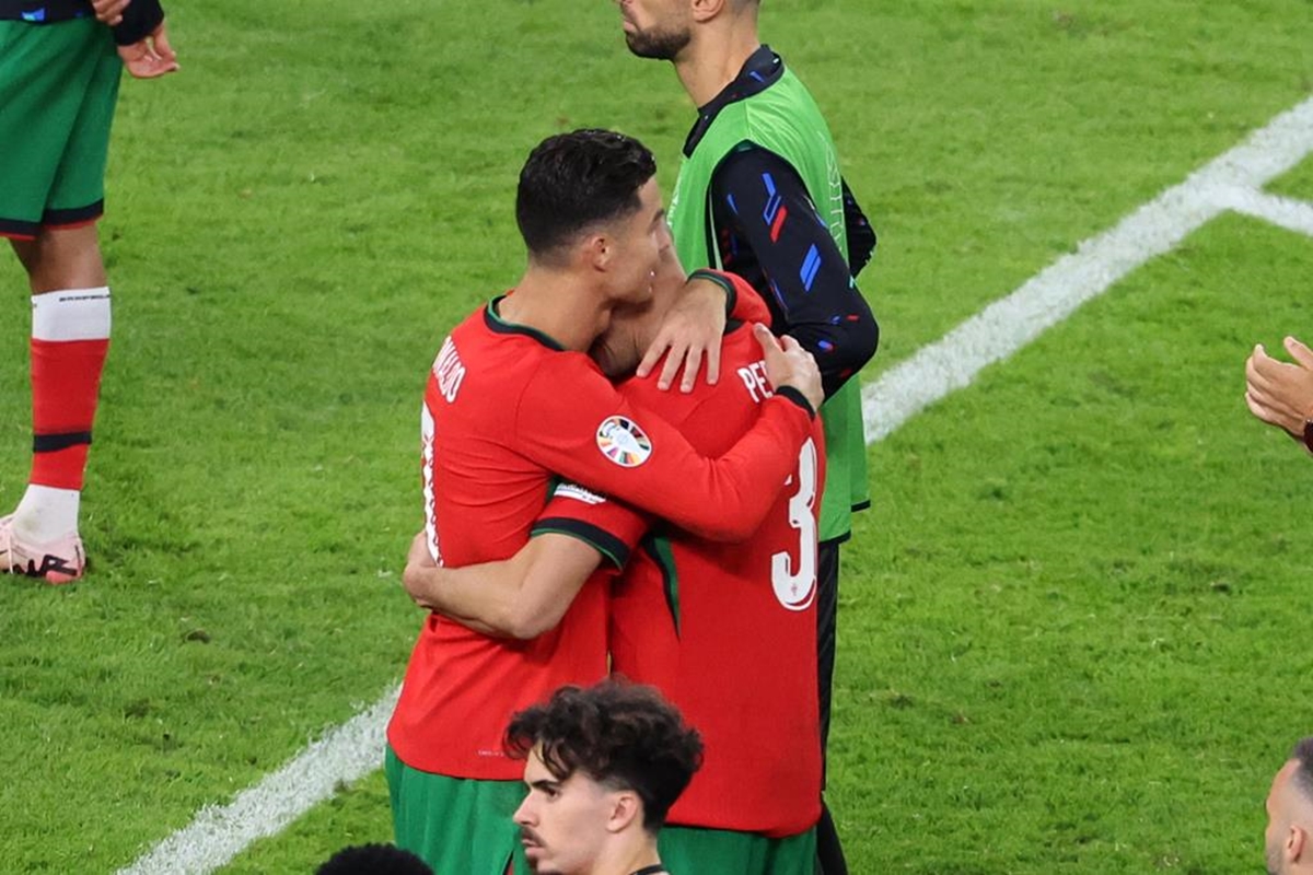 Cristiano Ronaldo i Pepe u zagrljaju nakon posljednje utakmice Pepea u karijeri (Foto: EPA)